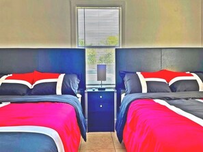 3 bedrooms, desk, iron/ironing board, free WiFi - ♥ Charming entire house 5min walking to the BLVD ♥ (Lancaster)