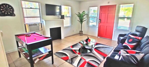 Smart TV, Netflix, streaming services - ♥ Charming entire house 5min walking to the BLVD ♥ (Lancaster)