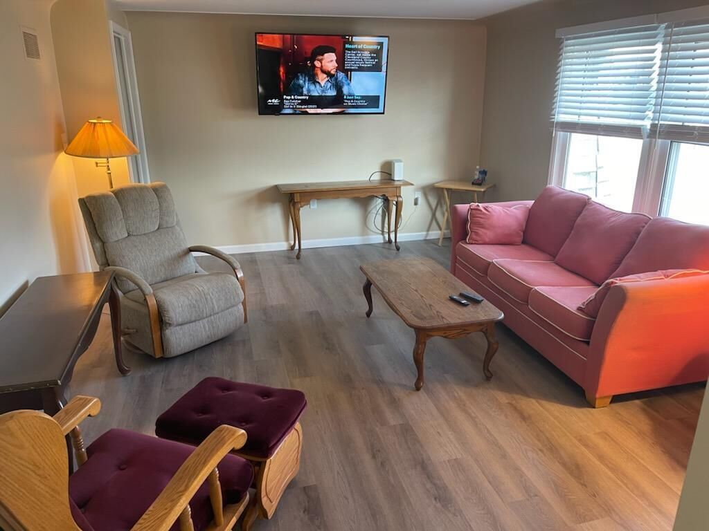 3 Bed, 1 Bath, Sleeps 9, Boat Well Included, Near Boat Launch, Renovated, NEW