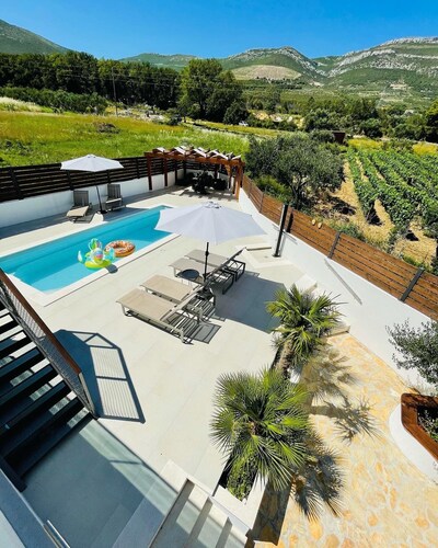 Remarkable 4-bed House in Kaštel Novi