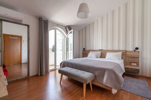 House | 4 bedrooms, iron/ironing board, free WiFi, bed sheets - Remarkable 4-bed House in Kaštel Novi (Kastela)