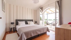 House | 4 bedrooms, iron/ironing board, free WiFi, bed sheets - Remarkable 4-bed House in Kaštel Novi (Kastela)