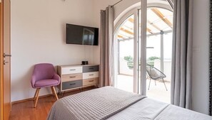 4 bedrooms, iron/ironing board, free WiFi, bed sheets