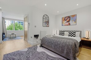 Exclusive Studio, 1 Double Bed, Non Smoking, Kitchenette | In-room safe, iron/ironing board, free WiFi, bed sheets - Cosy Studio Apartment in Canary Wharf (London)