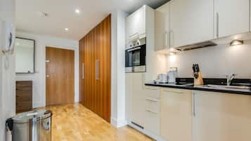 Exclusive Studio, 1 Double Bed, Non Smoking, Kitchenette | Private kitchen | Fridge, microwave, oven, stovetop