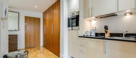 Exclusive Studio, 1 Double Bed, Non Smoking, Kitchenette | Private kitchen | Fridge, microwave, oven, stovetop