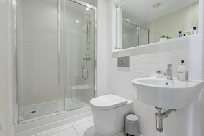Exclusive Studio, 1 Double Bed, Non Smoking, Kitchenette | Bathroom | Shower, free toiletries, towels - Cosy Studio Apartment in Canary Wharf (London)