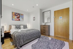 Exclusive Studio, 1 Double Bed, Non Smoking, Kitchenette | In-room safe, iron/ironing board, free WiFi, bed sheets - Cosy Studio Apartment in Canary Wharf (London)