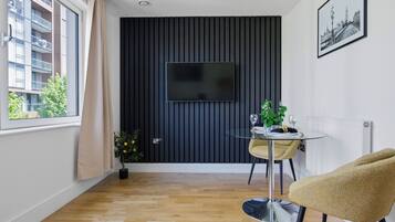 Studio – exclusive, 1 dobbeltseng, ikke-røyk, tekjøkken | Oppholdsområde | Flatskjerm-TV