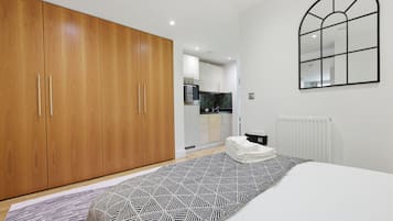 Estudio exclusivo, 1 cama doble, no fumadores, cocina básica | Caja fuerte, tabla de planchar con plancha, wifi gratis y ropa de cama