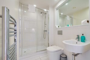 Estudio exclusivo, 1 cama matrimonial, para no fumadores, cocineta | Baño | Regadera, amenidades de baño gratuitas, toallas 