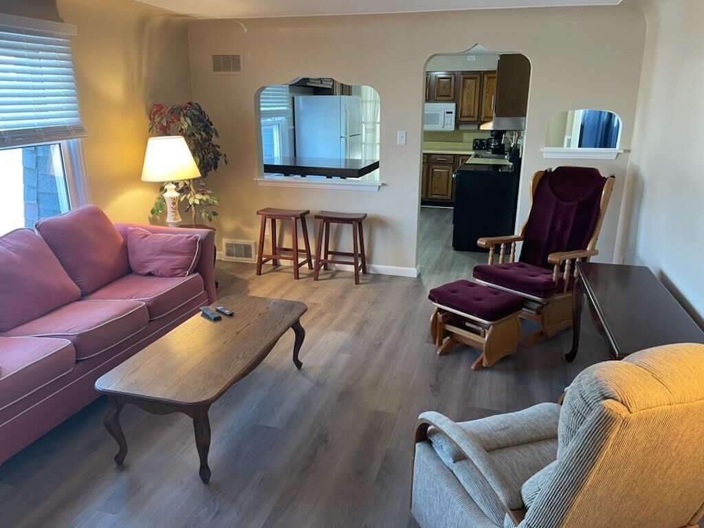 4 Bedroom, 2 Bath, Sleeps 12, Boat Well, Close to boat launch and Selfridge ANG
