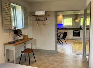 Fridge, microwave, oven, stovetop - 6 Weaver's Cottage - a luxurious retreat (Benenden)