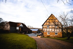 Il s’agit d’un bâtiment traditionnel à colombages, avec une allée de gravier menant à une porte en bois.