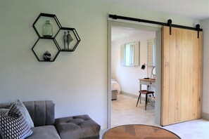 Smart TV - 6 Weaver's Cottage - a luxurious retreat (Benenden)