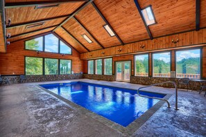 Piscina coperta, una piscina riscaldata