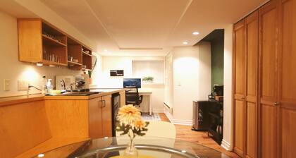 The Queen Anne Burrow - clean and spacious, private studio