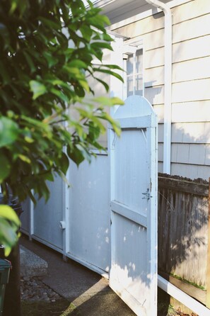 Exterior detail - The Queen Anne Burrow - clean and spacious, private studio (Seattle)
