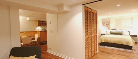 1 habitación, tabla de planchar con plancha, wifi gratis y ropa de cama