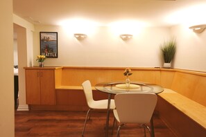 Dining - The Queen Anne Burrow - clean and spacious, private studio (Seattle)
