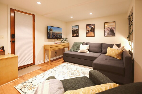 TV - The Queen Anne Burrow - clean and spacious, private studio (Seattle)