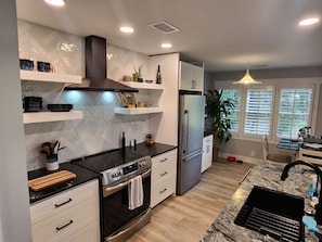 Refrigerador, microondas, cafetera y tetera y utensilios de cocina 