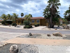 A residential house with a red-tiled roof, surrounded by palm trees and a gravel driveway. - Paradise Found @ Tierra Del Sol Golf Course - Private Pool (Noord)