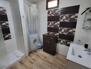 Douche, sèche-cheveux, serviettes fournies