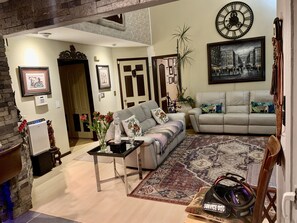 تلفزيون ذكي، مدفأة، مشغل دي في دي، كُتُب