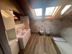 Badewanne, Bidet, Handtücher, Toilettenpapier