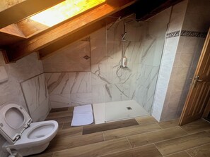 Badewanne, Bidet, Handtücher, Toilettenpapier