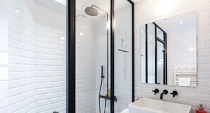 Dusj, hårføner, håndklær og såpe