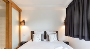 2 habitaciones, tabla de planchar con plancha, cuna de viaje y wifi 