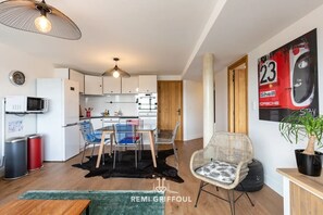 Réfrigérateur, four à micro-ondes, un four, lave-vaisselle