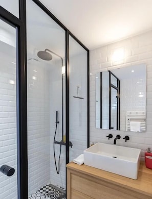Douche, sèche-cheveux, serviettes fournies, savon