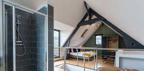 4 makuuhuonetta, silitysrauta/-lauta, vauvan matkasänky, Wi-Fi