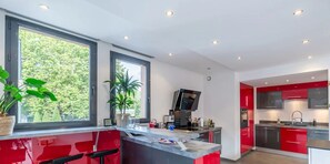 Jääkaappi, mikroaaltouuni, uuni, astianpesukone