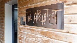 Pared de madera con un letrero de metal que dice "TEARITE".
