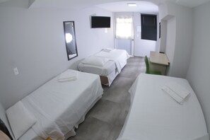 經濟客房, 地面 | 房內夾萬、可攜式嬰兒床、免費 Wi-Fi、床單