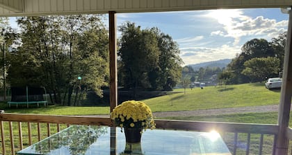 Compass Rose: Orient yourself! 3 bedroom peaceful retreat on the lake