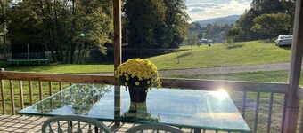 Compass Rose: Orient yourself! 3 bedroom peaceful retreat on the lake