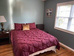 3 bedrooms, iron/ironing board, free WiFi, bed sheets - Compass Rose: Orient yourself! 3 bedroom peaceful retreat on the lake (Butler)