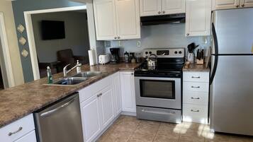 Køleskab, mikrobølgeovn, ovn, kogeplade