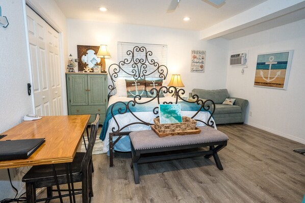 1 bedroom, desk, WiFi, bed sheets