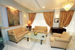 TV - Triton Hotel Piraeus (Piraeus)