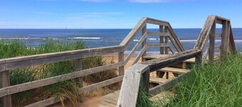 Modern Vacation Home With A/C & Screened In Gazebo Close To National Park Beach