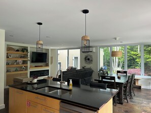 TV, books - Modern Vacation Home With A/C & Screened In Gazebo Close To National Park Beach (Brackley Beach)