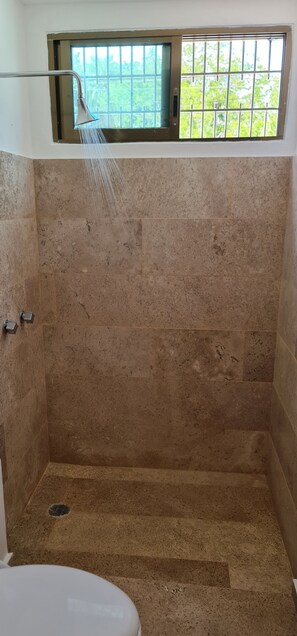 Een douche, handdoeken, toiletpapier