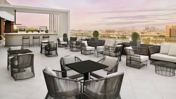 Kolam renang outdoor, dengan payung kolam renang dan kursi berjemur