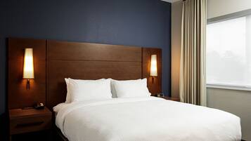 Een bureau, gratis wifi, beddengoed